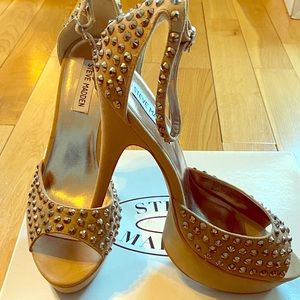 Steve Madden ‘Stonned’ Sandals in ‘Blush’.